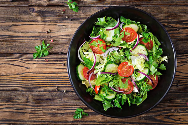     Daha sağlıklı hissetmek için yapabileceğiniz lezzetli salata fikirleri